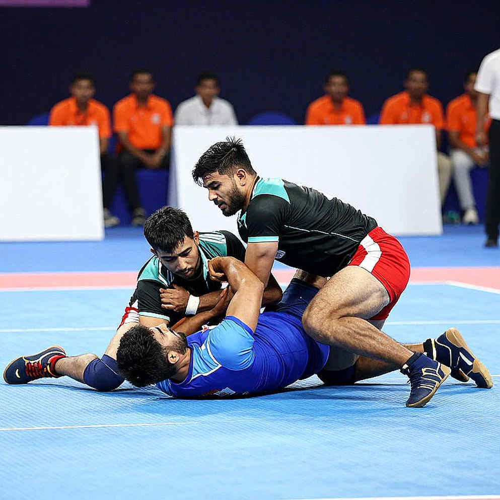 ৯:৩০ আর ১০:৪৫-এর মাঝখানে যে ফাঁকটা কেউ ভরেনি